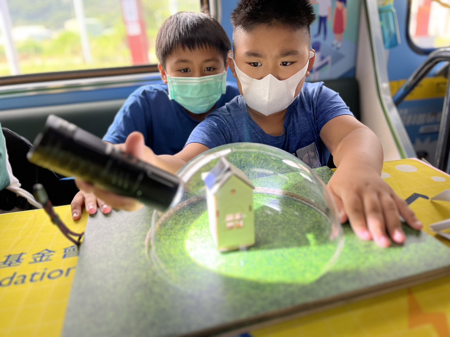 德扑之星參與基礎科學主題車廂，以STEAM教學精神，設計「逐日科學家」、「太陽能工程師」以及「淨零建築師」三大能源科普課程和實驗