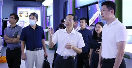 厦门火炬高新区党工委副书记、管委会主任庄荣良一行莅临凯发k8国际调研指导 