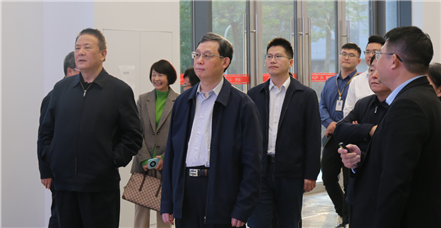 中国法学会副会长、最高法院咨询委员会副主任、最高法院原副院长姜伟一行莅临凯发k8国际集团调研指导